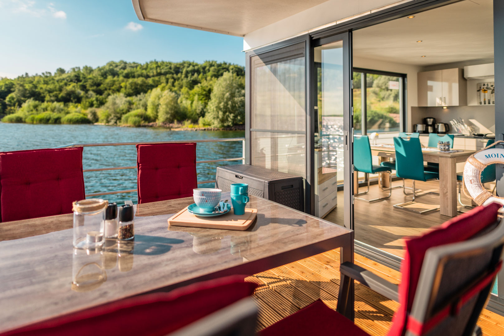 hausboot terrasse im sommer