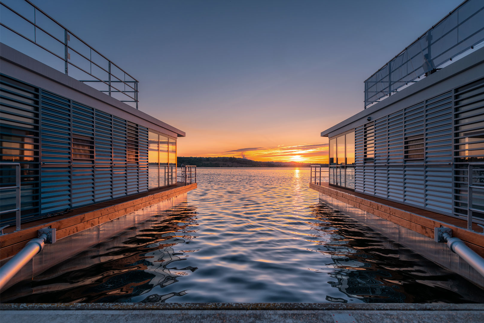 modernes hausboot mit kamin