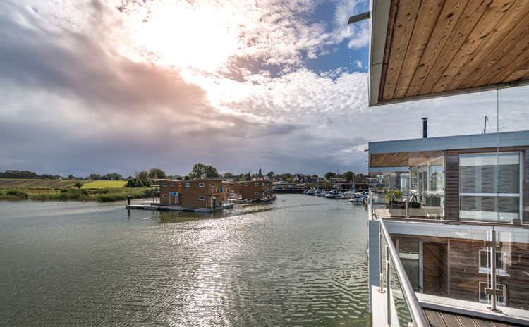 hausboote kroeslin mieten schwimmende haeuser