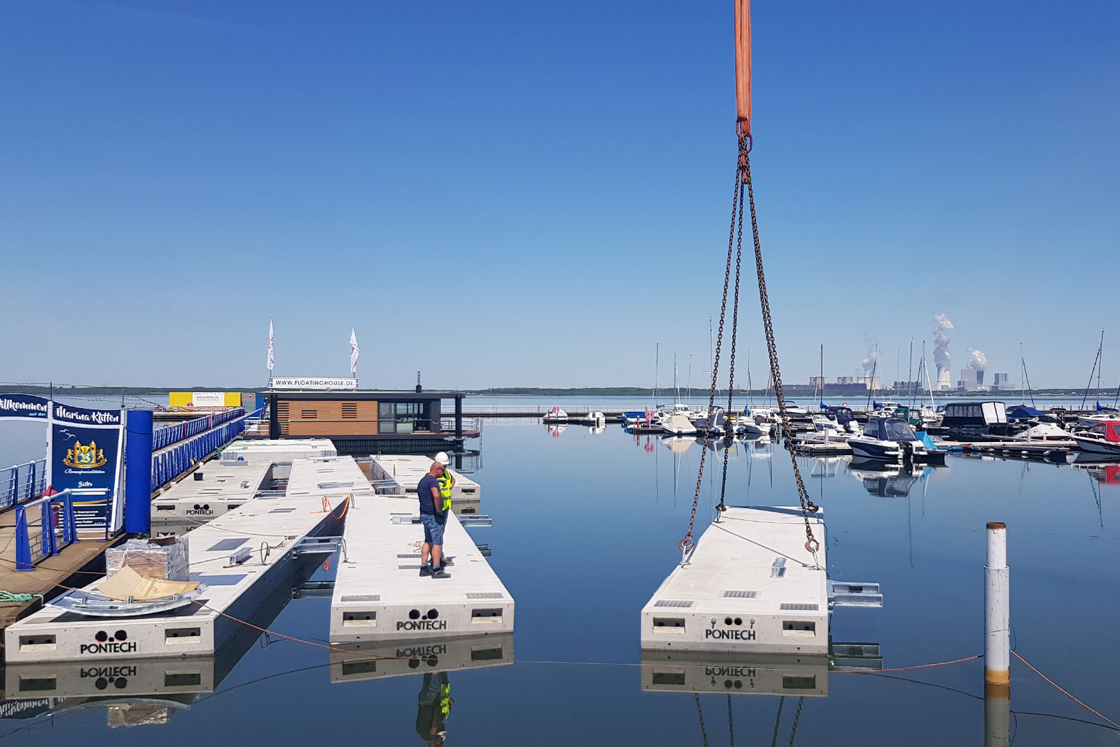 bauarbeiten floating house steganlage mit schwimmstegen aus beton